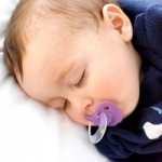 Núm vú giả có thể khiến trẻ bị lệch khớp cắn