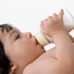 Những nguy cơ đối với bà mẹ và em bé khi nuôi con bằng sữa ngoài 