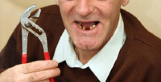 Người bị bệnh tim nên cẩn thận khi nhổ răng