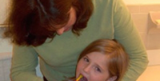 Giúp trẻ "khoái" đánh răng