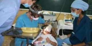 Hơn 600 trẻ được khám răng miễn phí