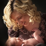 Một số điều cần biết khi nuôi con bằng sữa mẹ: 