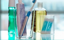 Đừng súc miệng ngay sau khi chải răng!