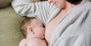 Trẻ bú mẹ có răng "xịn" hơn trẻ bú bình