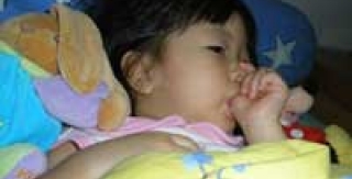 Bé mút ngón tay, làm sao bây giờ?