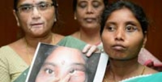 Cô gái có răng mọc trong mắt