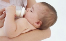 Làm gì khi trẻ bị sặc sữa?