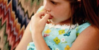 Làm sao để trẻ ngưng cắn móng tay?